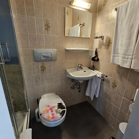 & Restaurant Krone فندق *